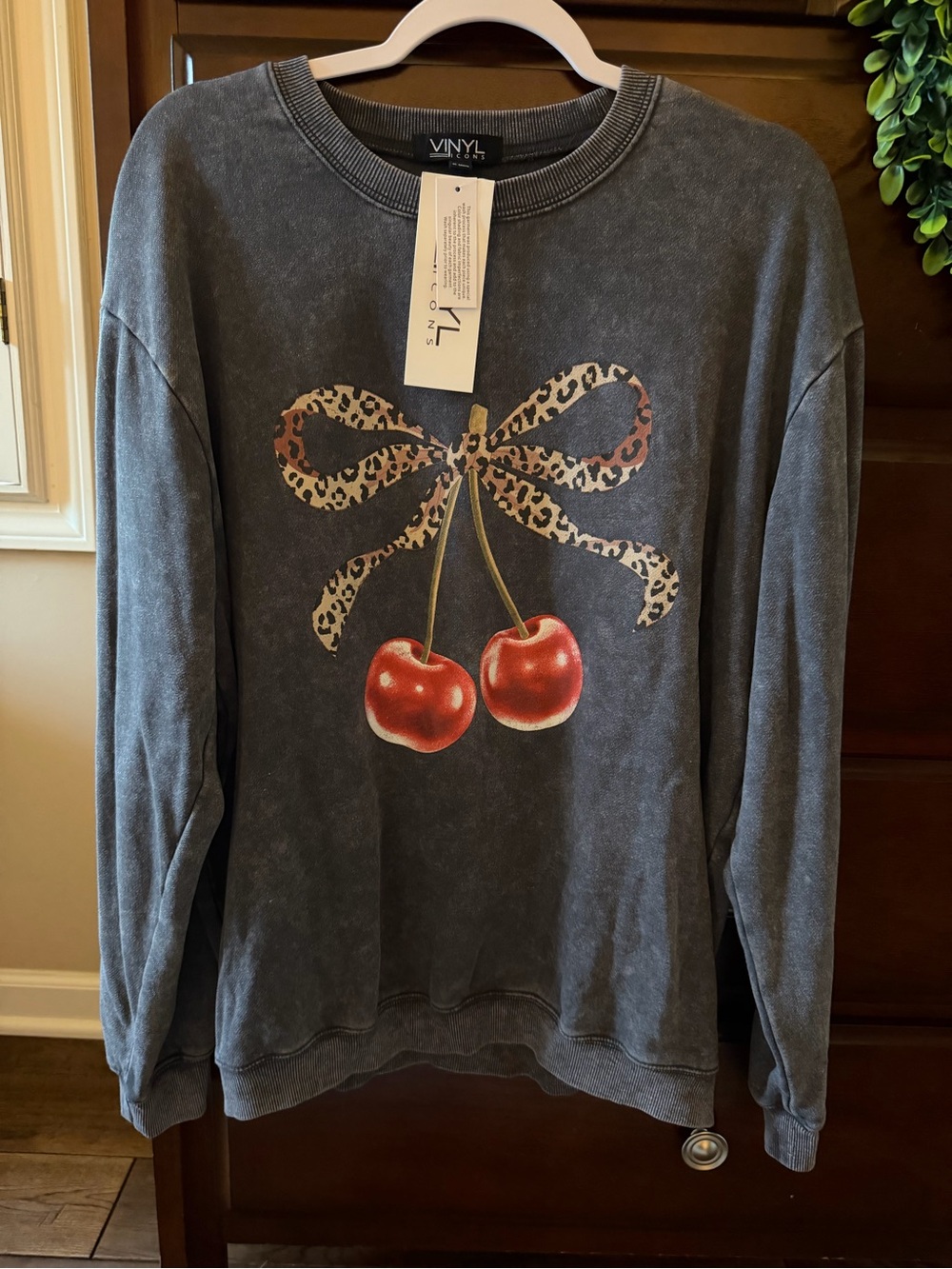 VINYL + CHERRY GRAPHIC CREWNECK SWEATSHIRT - Charcoal